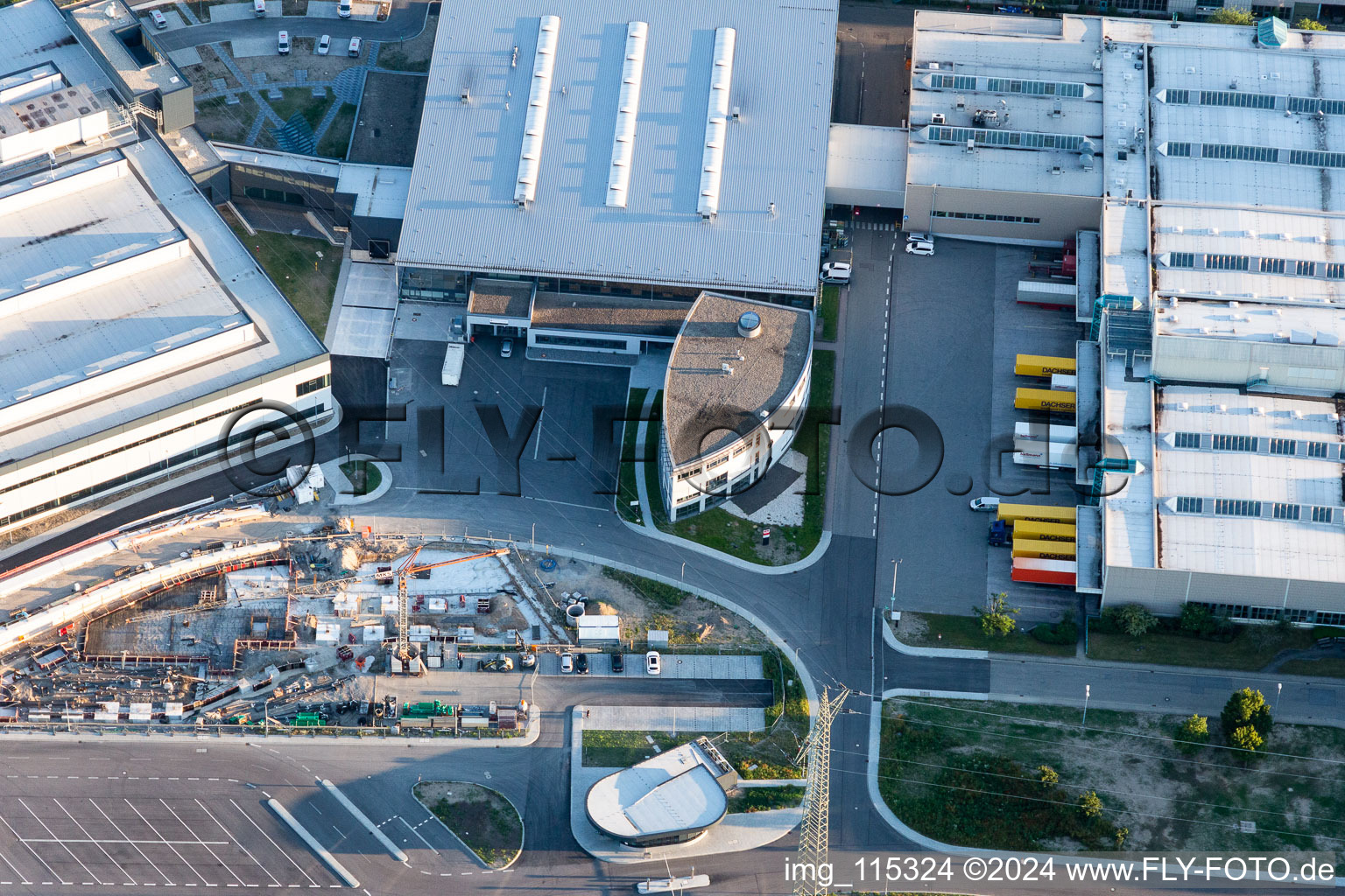 Luftaufnahme von Gebäude und Produktionshallen des Werksgelände der SEW-EURODRIVE GmbH & Co KG in Graben-Neudorf im Bundesland Baden-Württemberg, Deutschland
