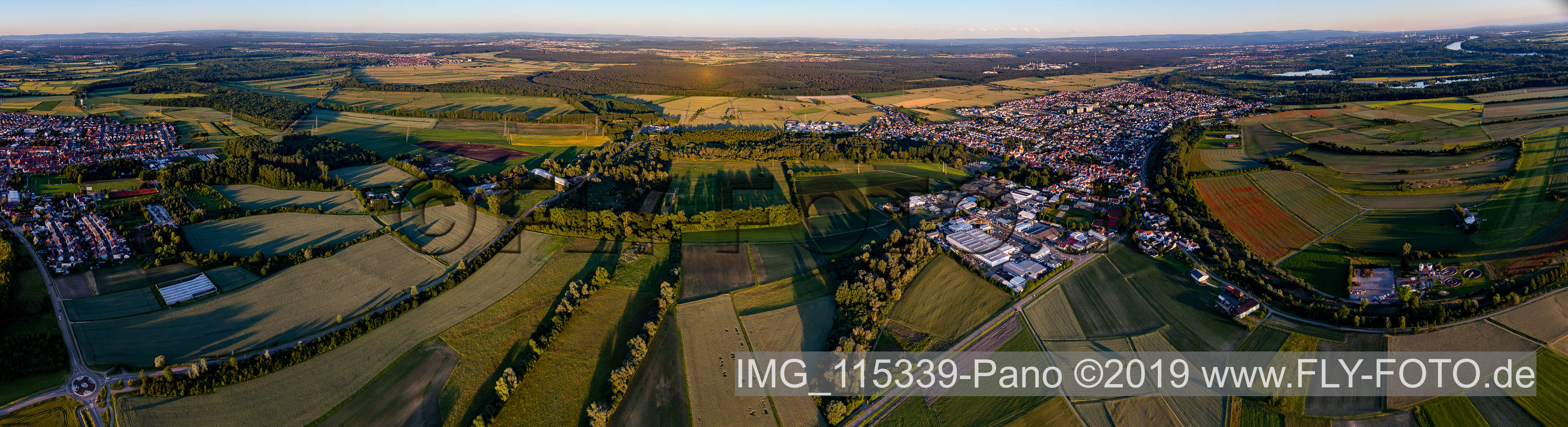 Panorama - Perspektive der Ortsansicht der Straßen und Häuser der Wohngebiete in Linkenheim-Hochstetten im Bundesland Baden-Württemberg, Deutschland