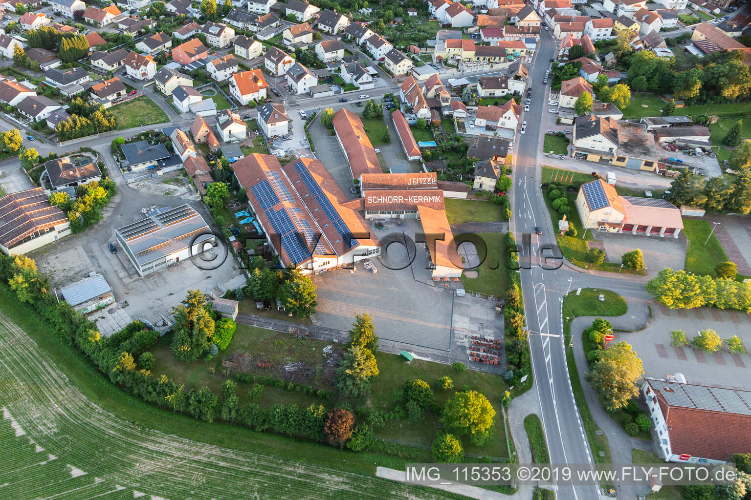 Rheinzabern im Bundesland Rheinland-Pfalz, Deutschland aus der Drohnenperspektive