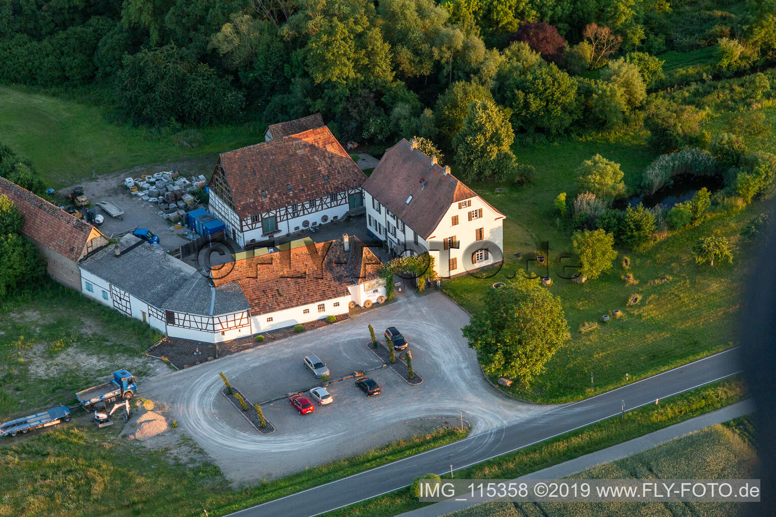 Luftaufnahme von Gehrlein's Alte Mühle in Rheinzabern im Bundesland Rheinland-Pfalz, Deutschland