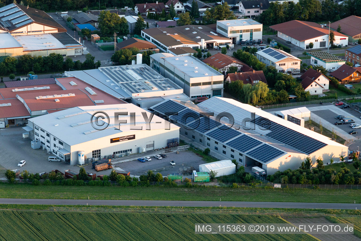 Drohnenbild von Gewerbergebiet Im Gereut, HGGS LaserCUT GmbH & Co. KG in Hatzenbühl im Bundesland Rheinland-Pfalz, Deutschland
