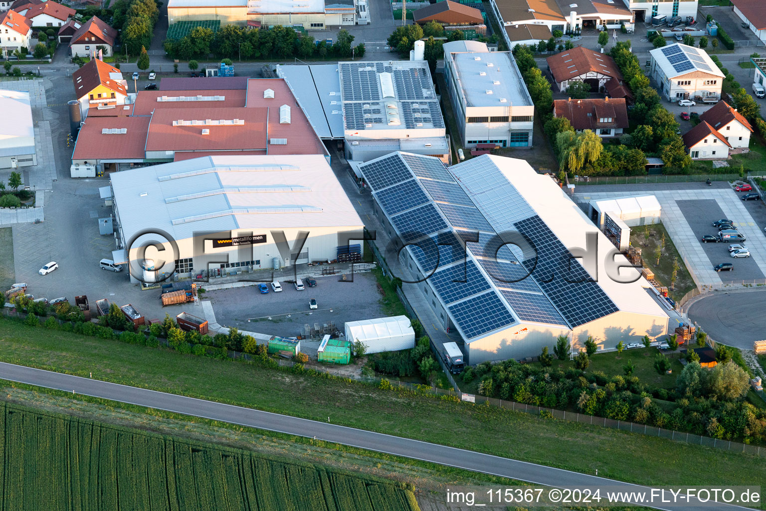 Luftaufnahme von Gewerbegebiet und Firmenansiedlung Im Gereut mit WWS Metallformen GmbH und HGGS LaserCUT GmbH & Co. KG in Hatzenbühl im Bundesland Rheinland-Pfalz, Deutschland