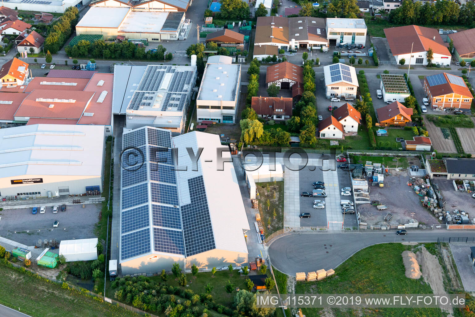 Luftaufnahme von Gewerbergebiet Im Gereut, HGGS LaserCUT GmbH & Co. KG in Hatzenbühl im Bundesland Rheinland-Pfalz, Deutschland