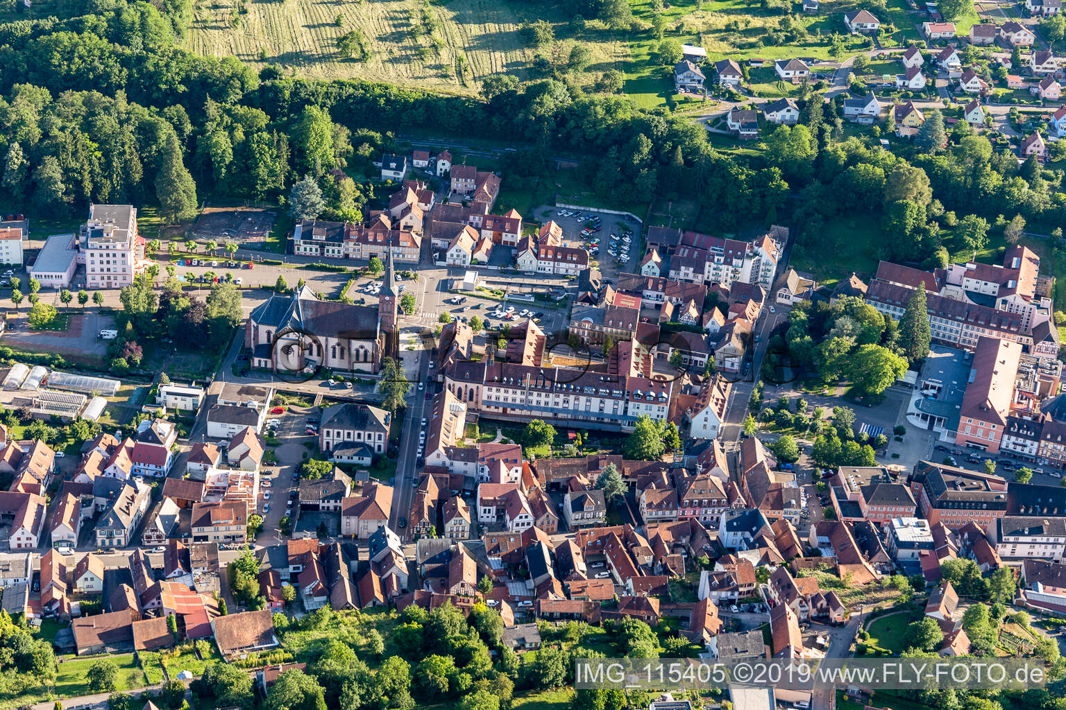 Niederbronn-les-Bains im Bundesland Bas-Rhin, Frankreich von der Drohne aus gesehen