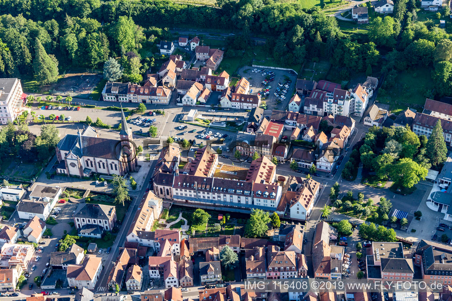 Luftbild von Niederbronn-les-Bains im Bundesland Bas-Rhin, Frankreich