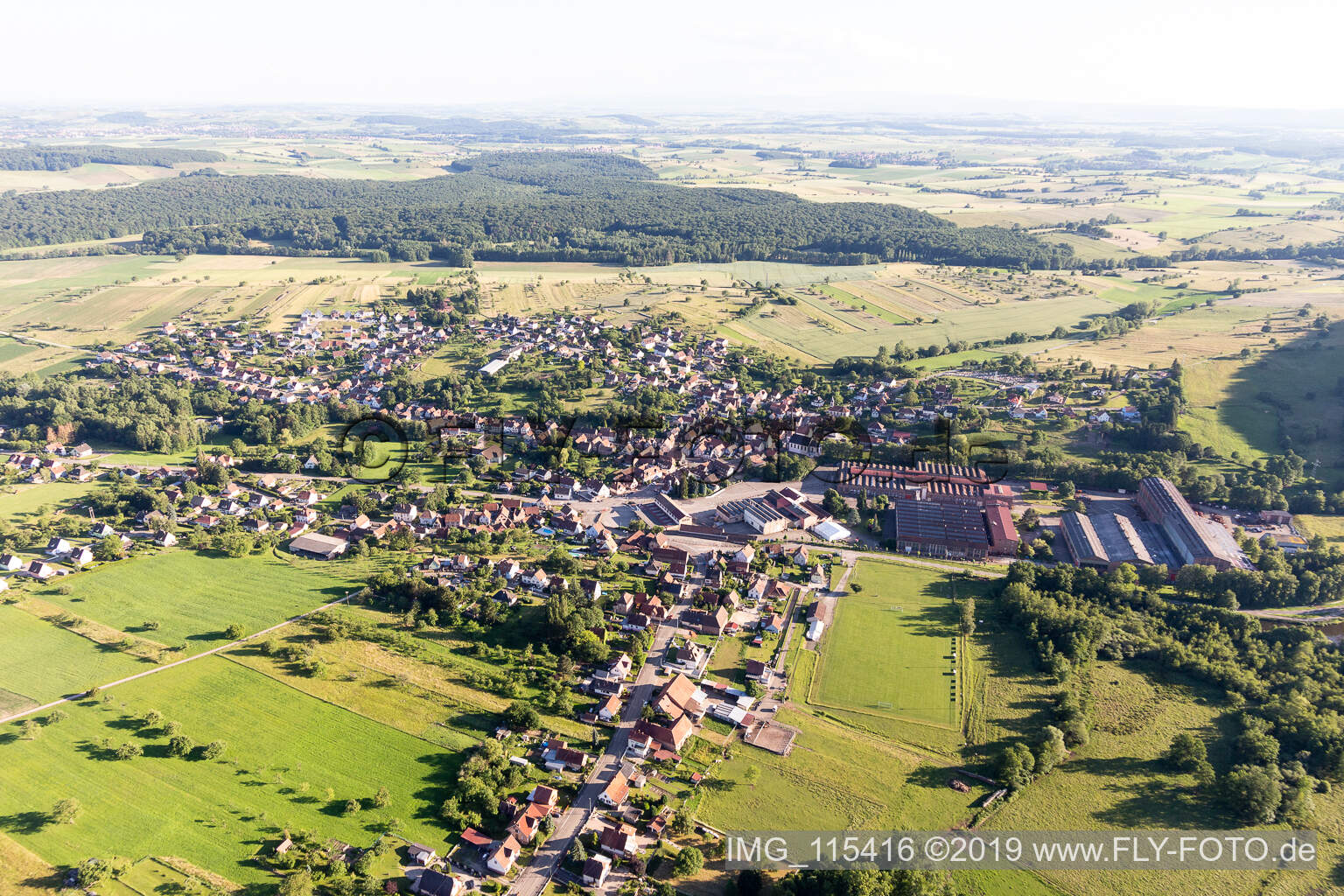 Zinswiller im Bundesland Bas-Rhin, Frankreich von einer Drohne aus