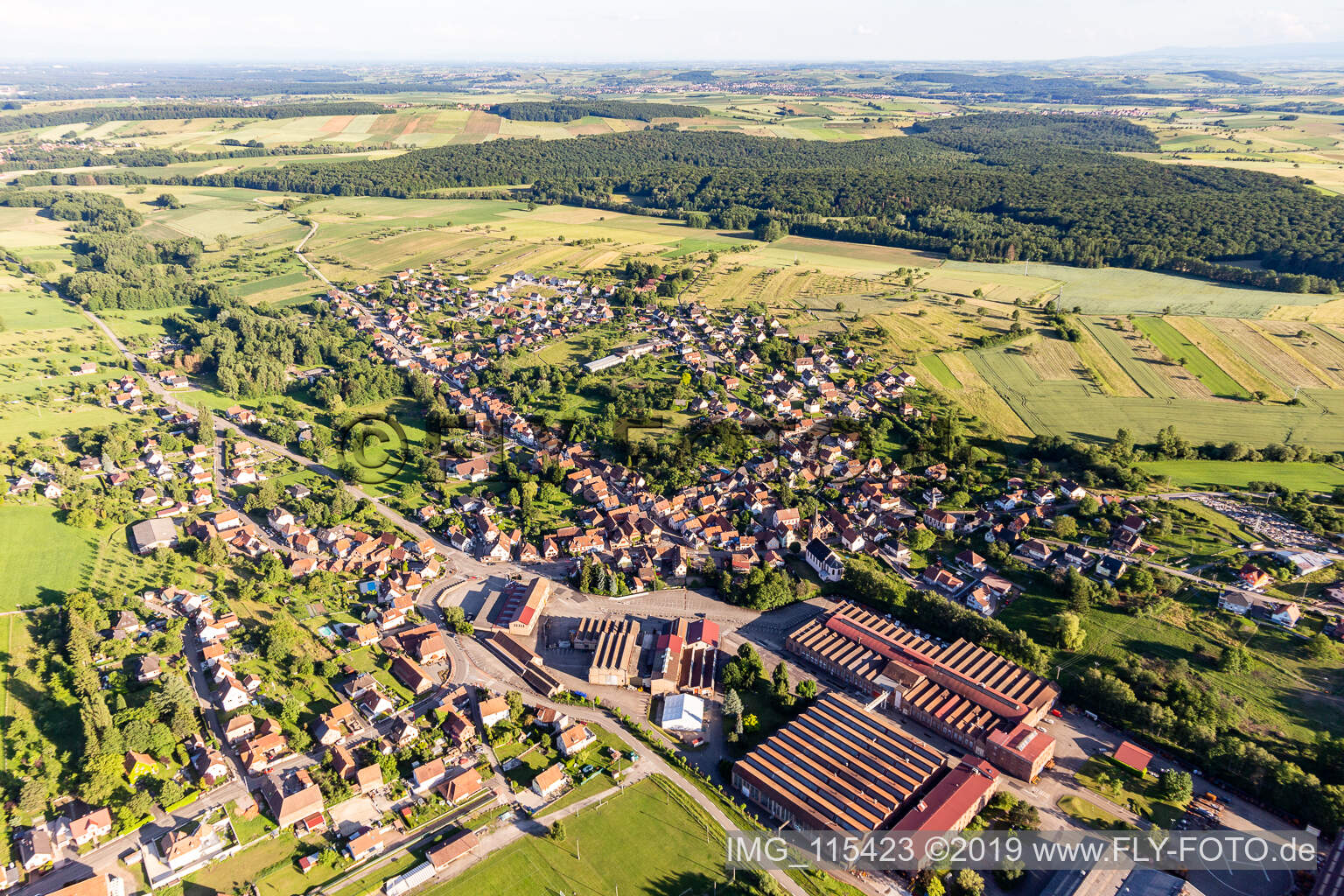 Zinswiller im Bundesland Bas-Rhin, Frankreich von der Drohne aus gesehen