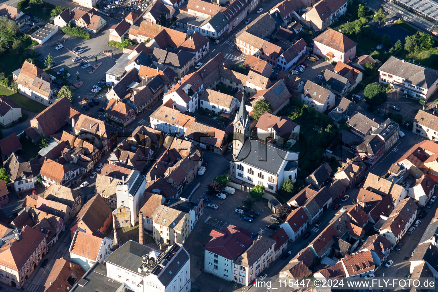 Luftbild von Kirchengebäude im Dorfkern in Pfaffenhoffen in Grand Est in Val de Moder im Bundesland Bas-Rhin, Frankreich