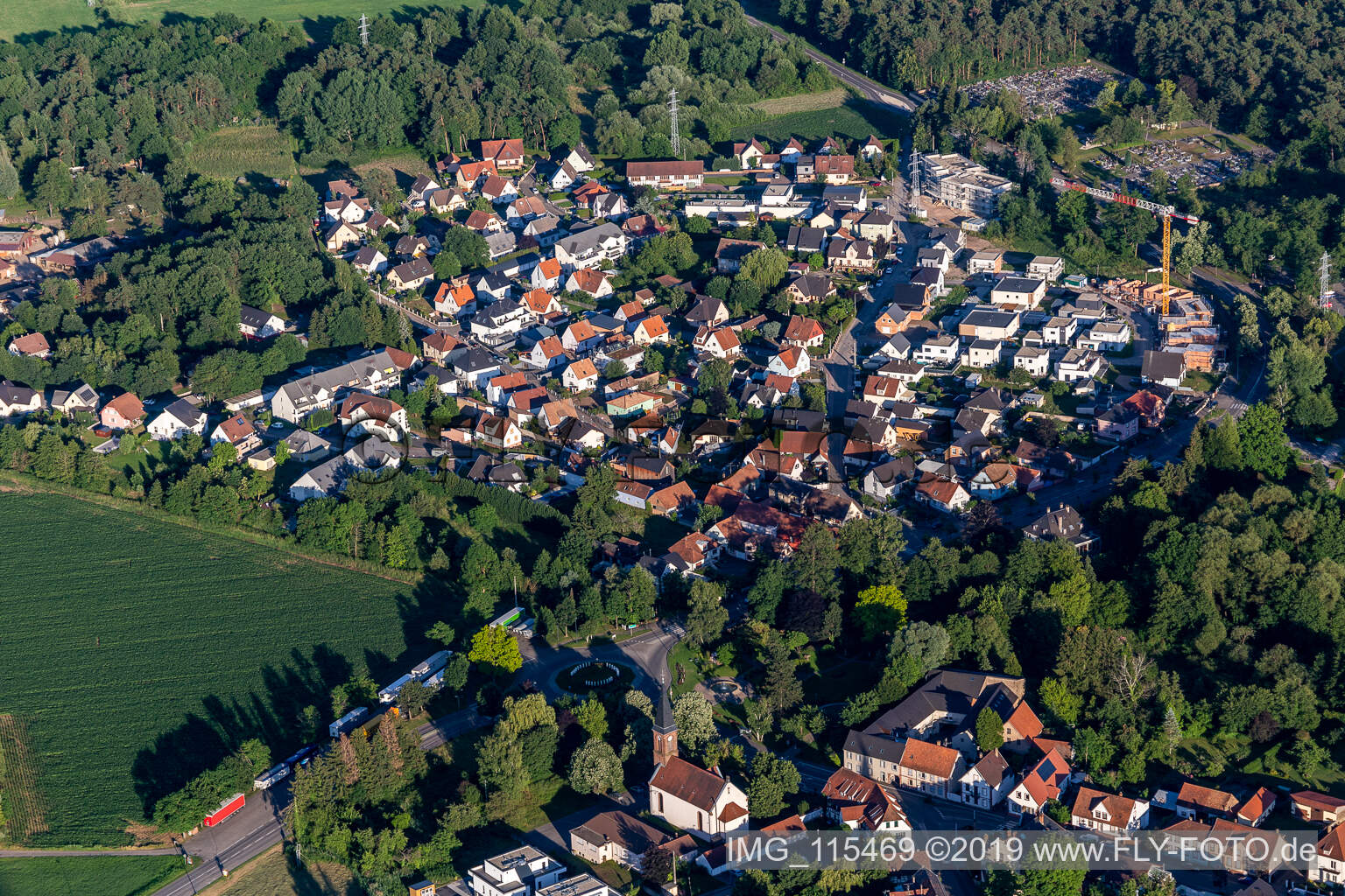 Schrägluftbild von Schweighouse-sur-Moder im Bundesland Bas-Rhin, Frankreich