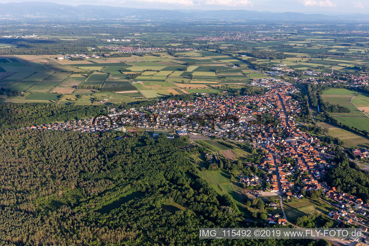 Oberhoffen-sur-Moder im Bundesland Bas-Rhin, Frankreich aus der Drohnenperspektive
