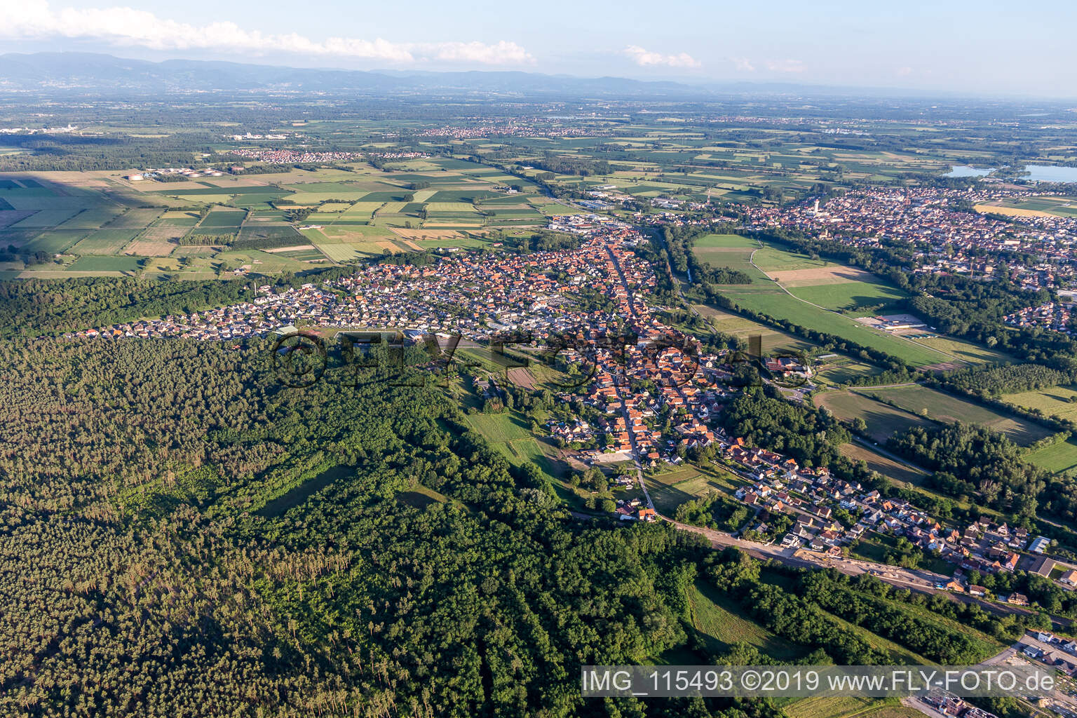 Oberhoffen-sur-Moder im Bundesland Bas-Rhin, Frankreich von einer Drohne aus