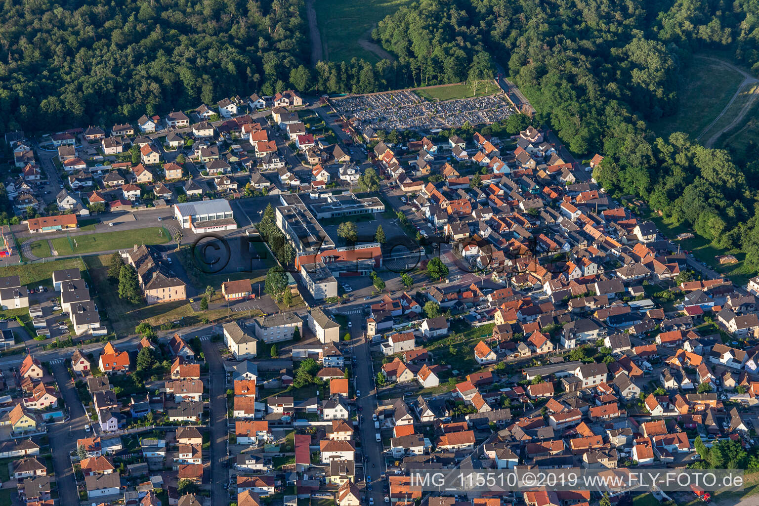 Soufflenheim im Bundesland Bas-Rhin, Frankreich von einer Drohne aus