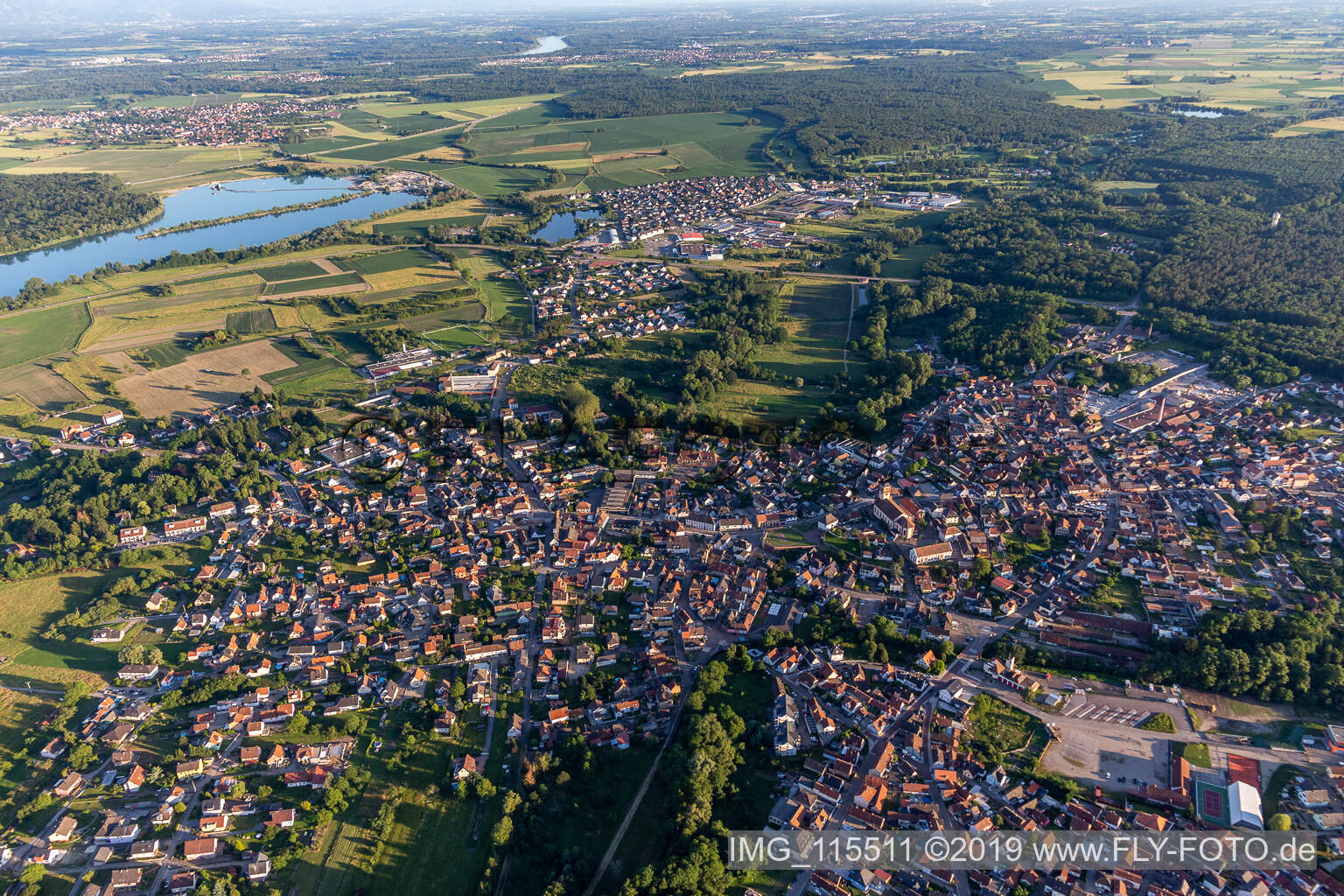 Soufflenheim im Bundesland Bas-Rhin, Frankreich von der Drohne aus gesehen