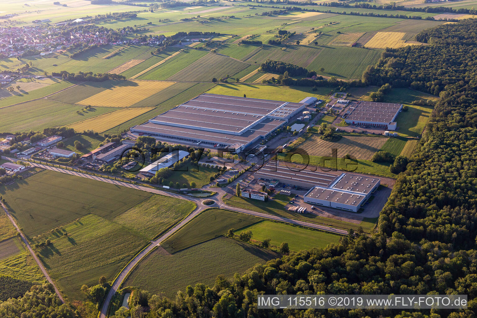 Gebäude und Produktionshallen auf dem Fahrzeugbau- Werksgelände Daimler AG in Hatten in Grand Est im Bundesland Bas-Rhin, Frankreich