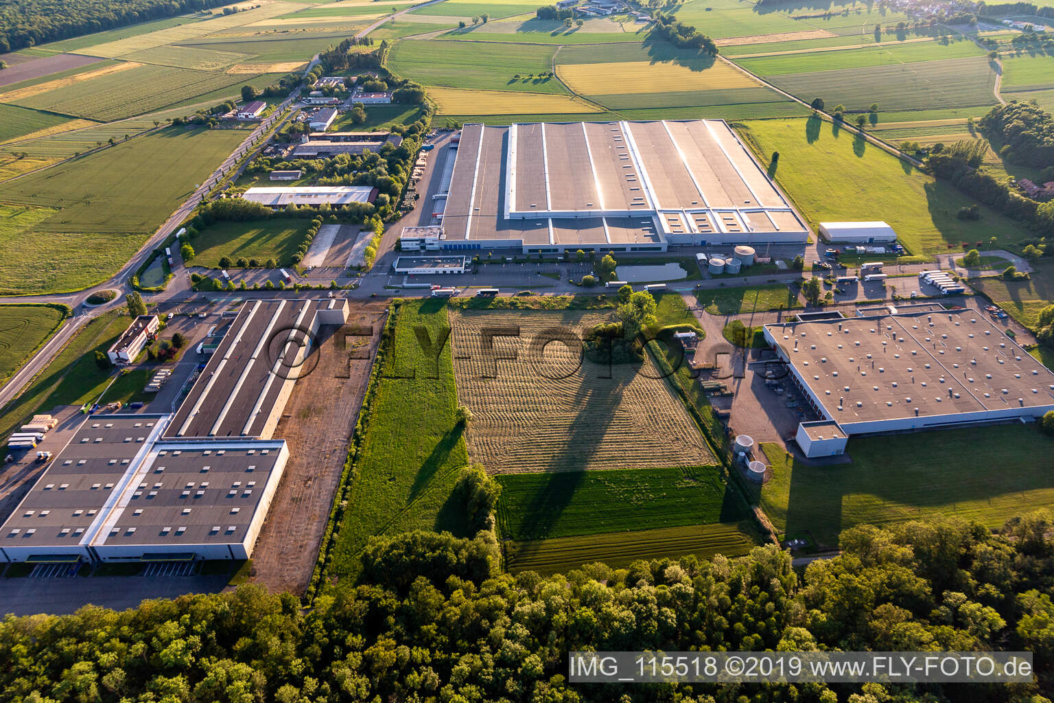 Luftbild von Gebäude und Produktionshallen auf dem Fahrzeugbau- Werksgelände Daimler AG in Hatten in Grand Est im Bundesland Bas-Rhin, Frankreich