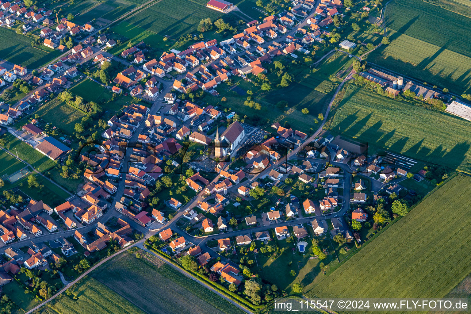 Luftbild von Kirchengebäude im Dorfkern in Schleithal in Grand Est im Bundesland Bas-Rhin, Frankreich