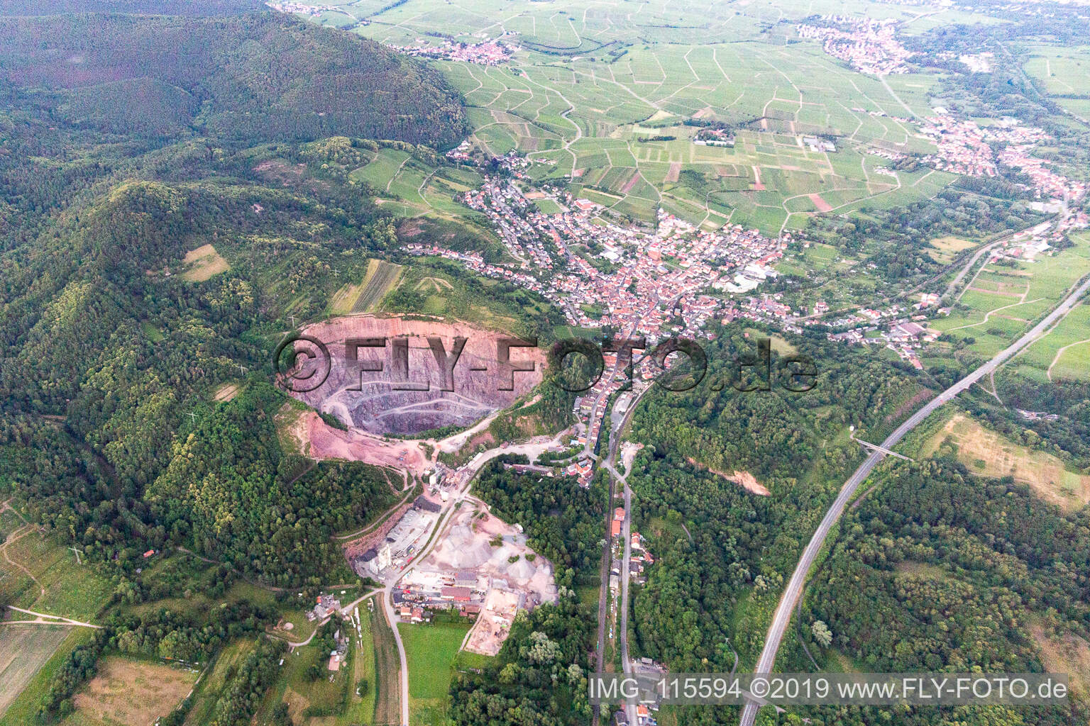 Bergwerk der Basalt-AG in Albersweiler im Bundesland Rheinland-Pfalz, Deutschland