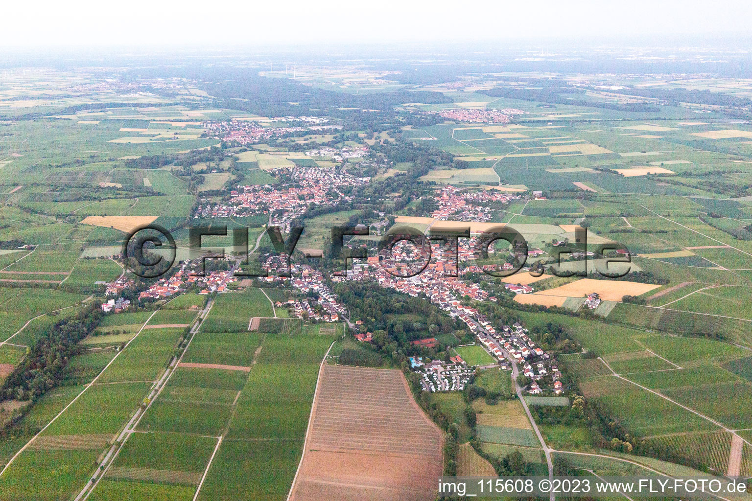Ortsteil Billigheim in Billigheim-Ingenheim im Bundesland Rheinland-Pfalz, Deutschland von der Drohne aus gesehen