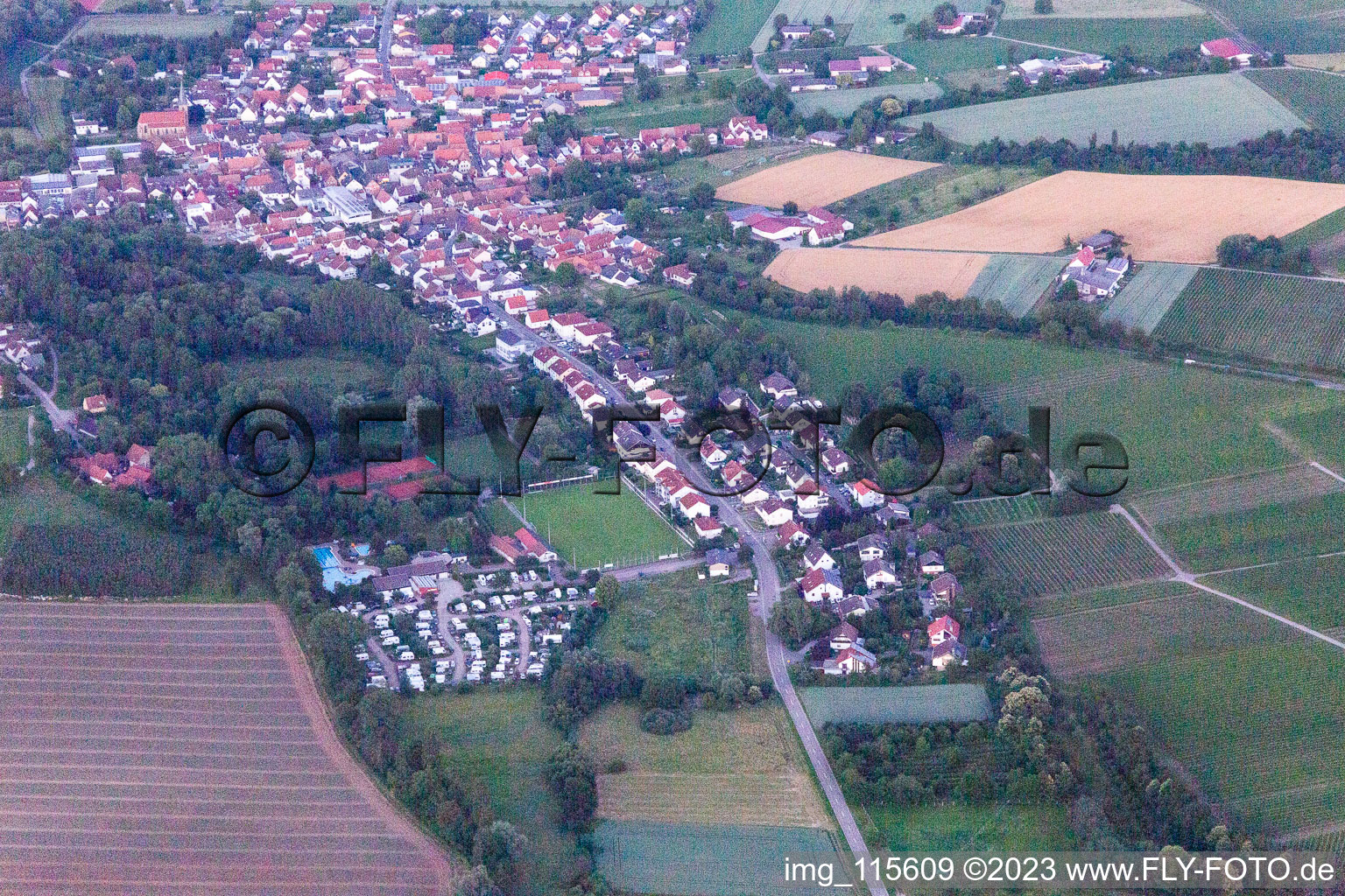 Ortsteil Ingenheim in Billigheim-Ingenheim im Bundesland Rheinland-Pfalz, Deutschland aus der Drohnenperspektive