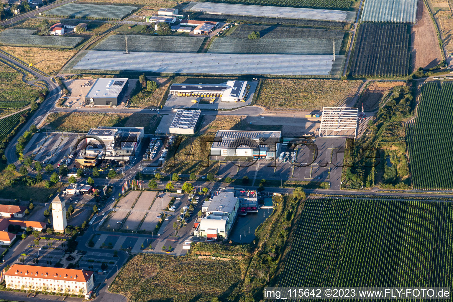 Luftbild von Cineplex Decathlon in Neustadt an der Weinstraße im Bundesland Rheinland-Pfalz, Deutschland