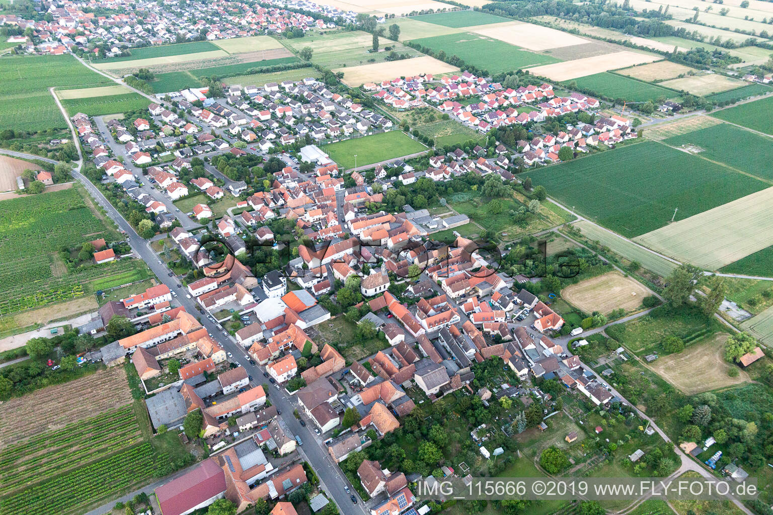 Drohnenaufname von Ortsteil Dammheim in Landau in der Pfalz im Bundesland Rheinland-Pfalz, Deutschland