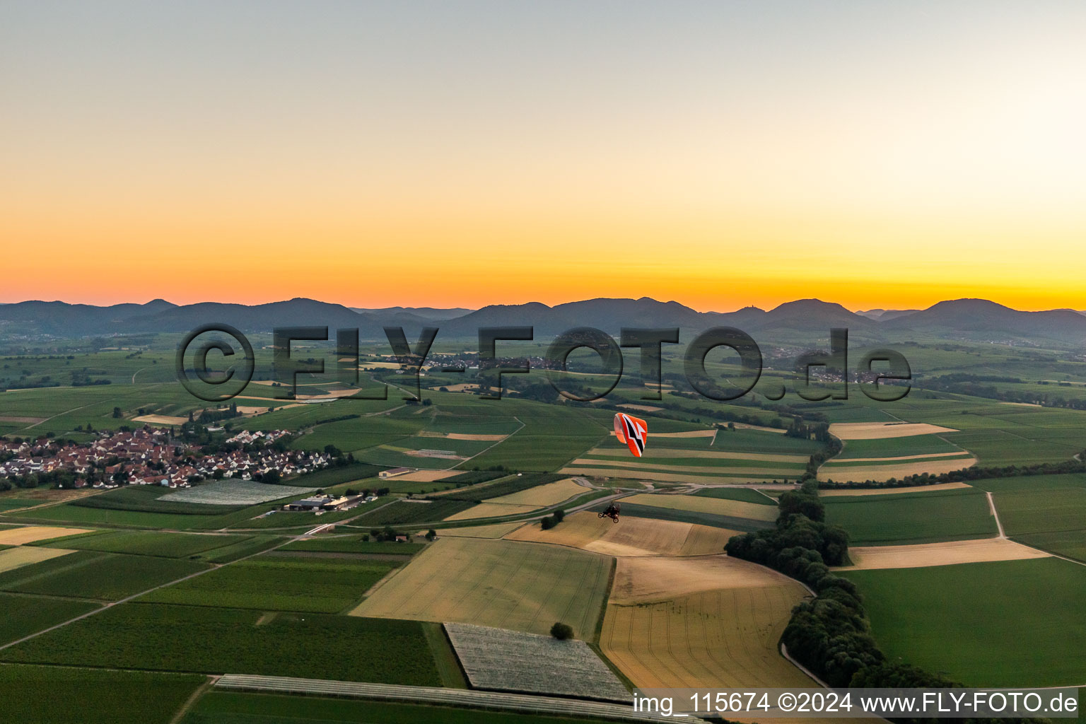 Sonnenuntergang über der Felder-Landschaft am Haardtrand des Pfälzerwalds in der Vorderpfalz in Impflingen im Bundesland Rheinland-Pfalz, Deutschland