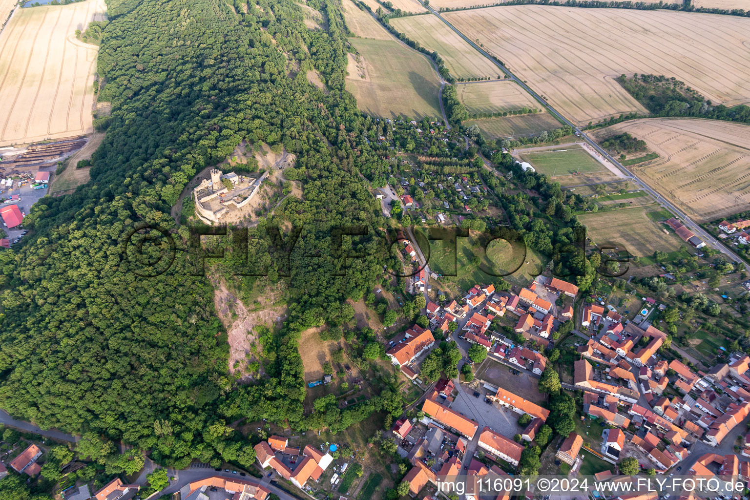 Luftbild von Ruine und Mauerreste der ehemaligen Burganlage und Feste Mühlburg im Ortsteil Mühlberg in Drei Gleichen im Bundesland Thüringen, Deutschland
