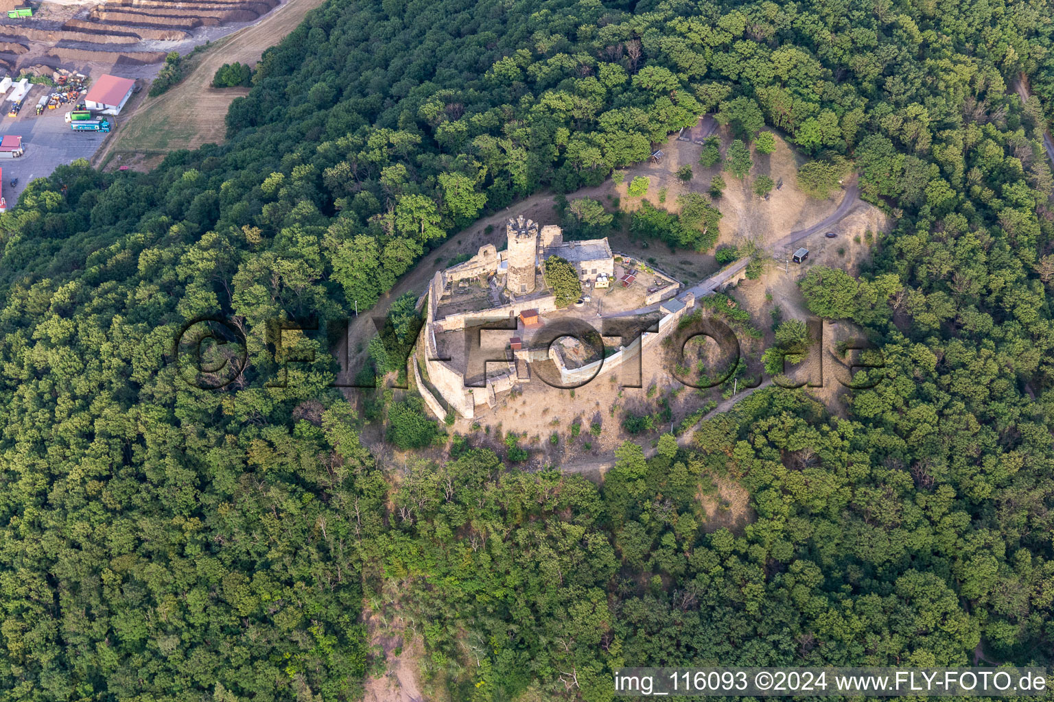 Luftaufnahme von Ruine und Mauerreste der ehemaligen Burganlage und Feste Mühlburg im Ortsteil Mühlberg in Drei Gleichen im Bundesland Thüringen, Deutschland