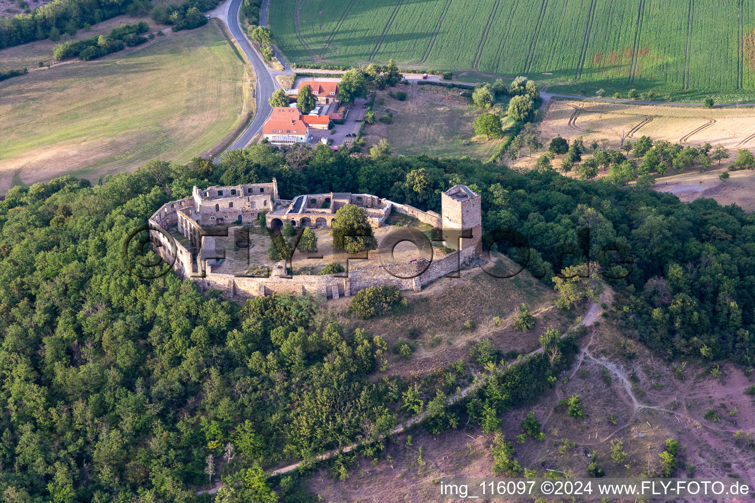 Ruine und Mauerreste der ehemaligen Burganlage und Feste Mühlburg im Ortsteil Mühlberg in Drei Gleichen im Bundesland Thüringen, Deutschland von oben