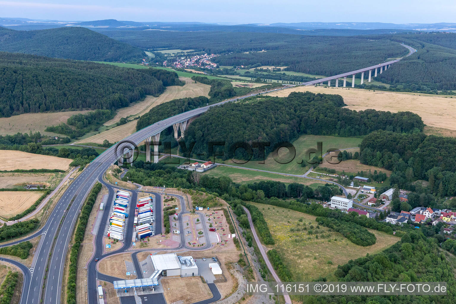 Streckenführung und Fahrspuren im Verlauf der Autobahn- Talbrückenbauwerk der BAB A71 in Geraberg in Geratal im Bundesland Thüringen, Deutschland