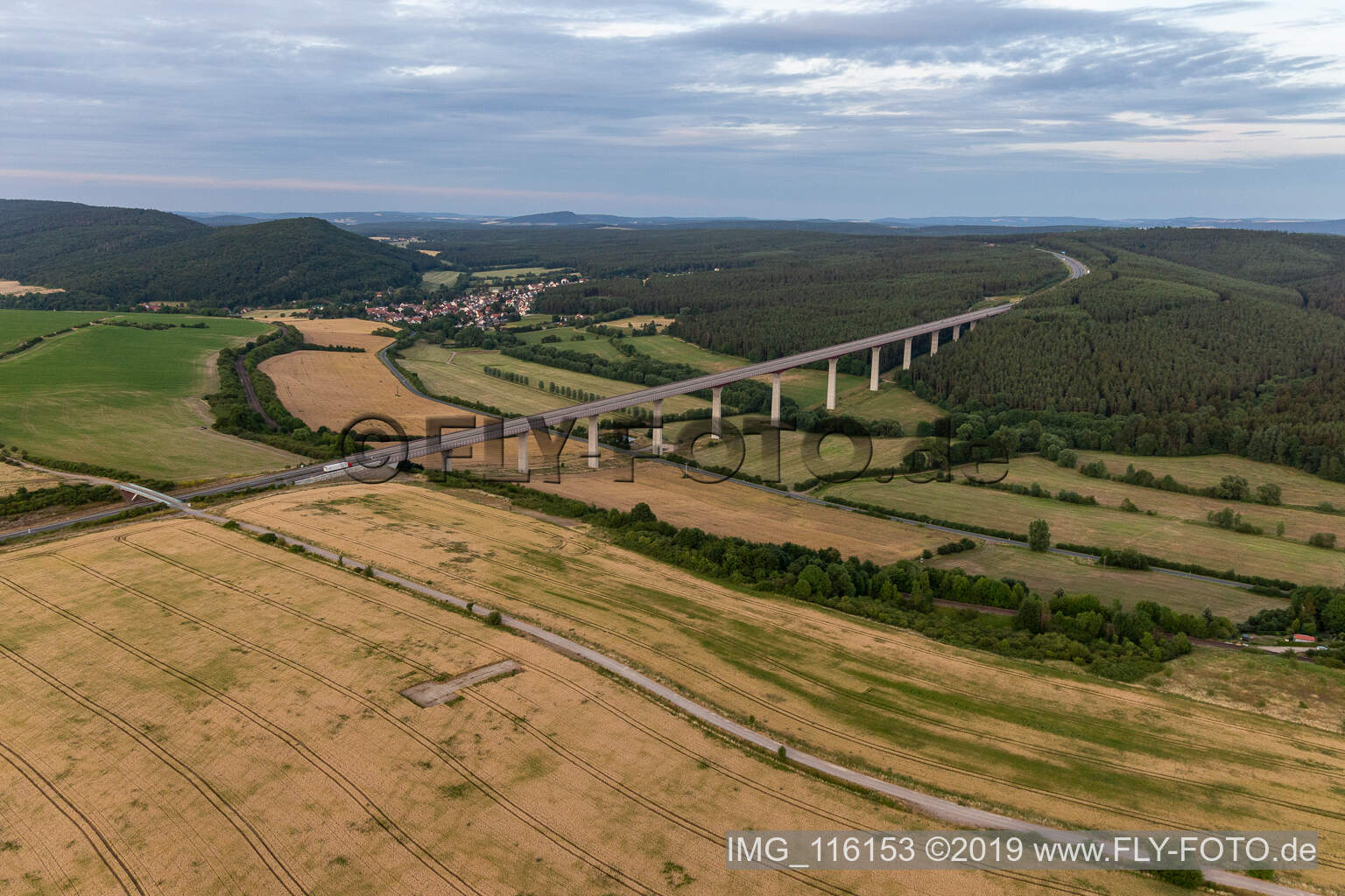 Luftbild von Streckenführung und Fahrspuren im Verlauf der Autobahn- Talbrückenbauwerk der BAB A71 in Geraberg in Geratal im Bundesland Thüringen, Deutschland