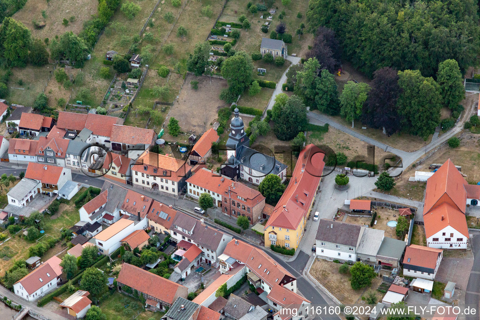 Kirchengebäude im Ortszentrum in Angelroda im Bundesland Thüringen, Deutschland