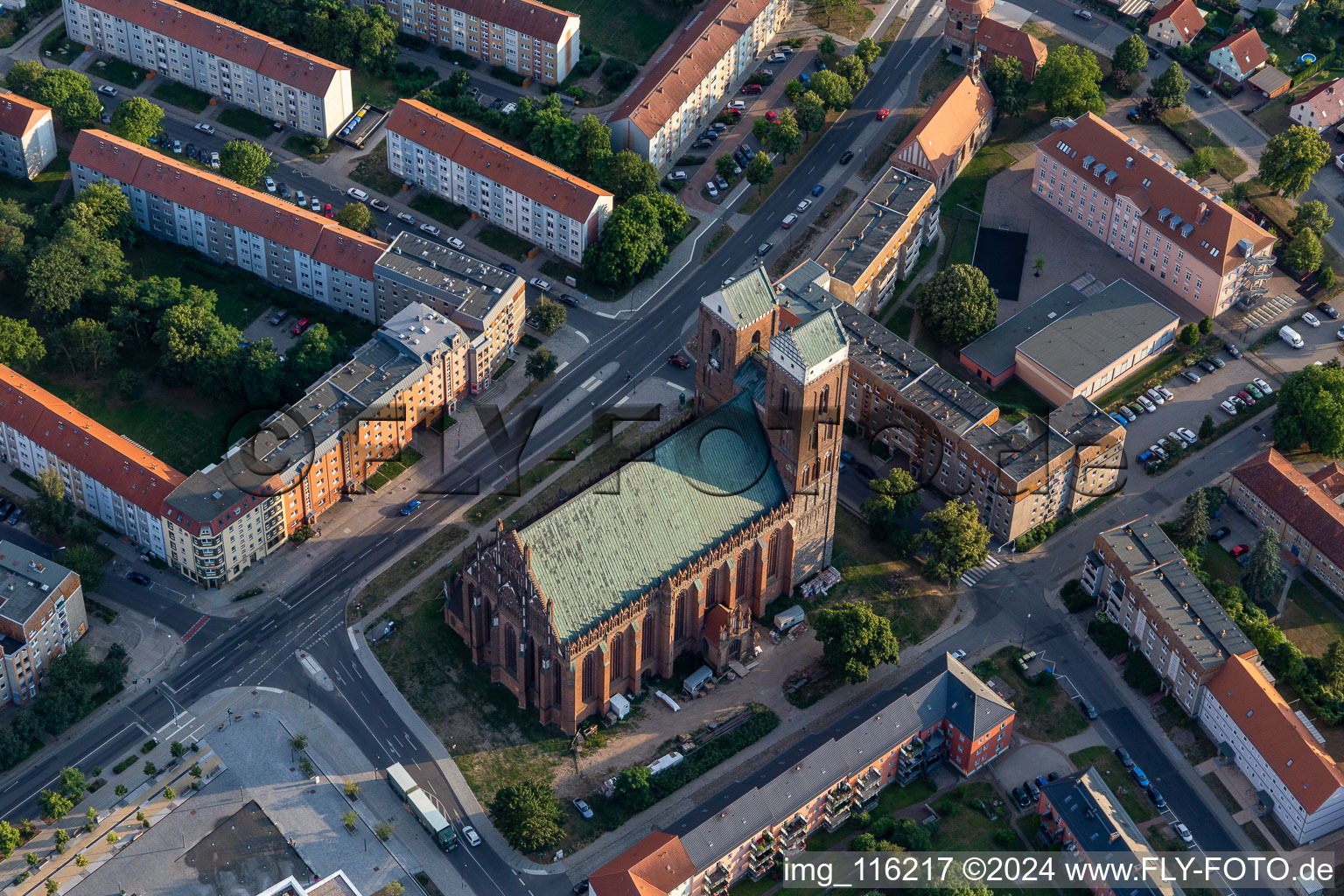 Luftbild von Kirchengebäude der Marienkirche in Prenzlau im Bundesland Brandenburg, Deutschland