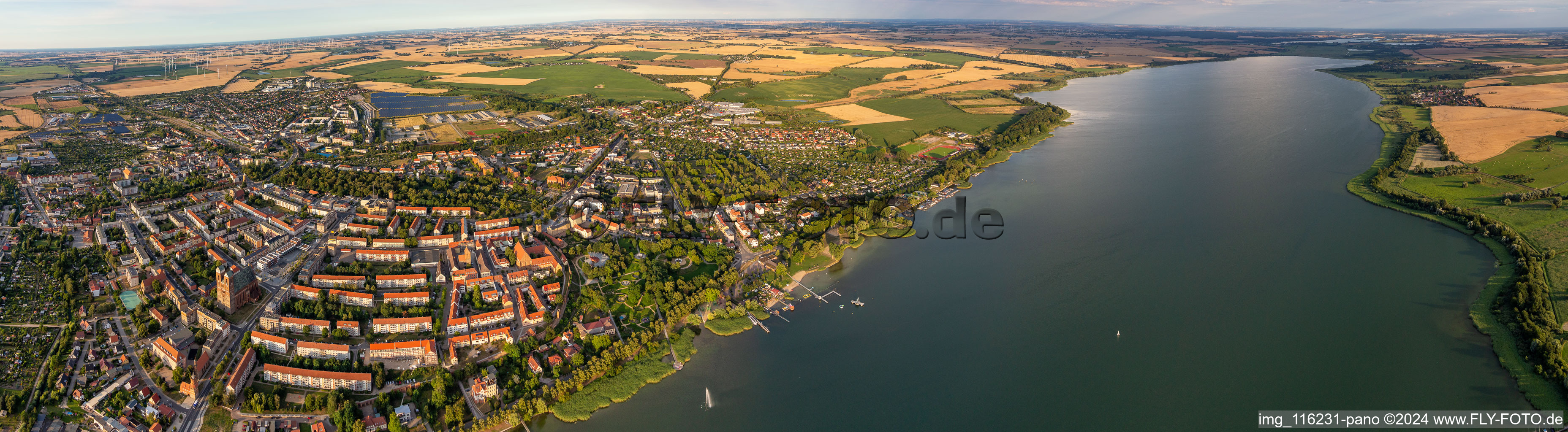 Panorama Perspektive der Uferbereiche des Seebad Prenzlau am Unteruckersee in Prenzlau im Bundesland Brandenburg, Deutschland