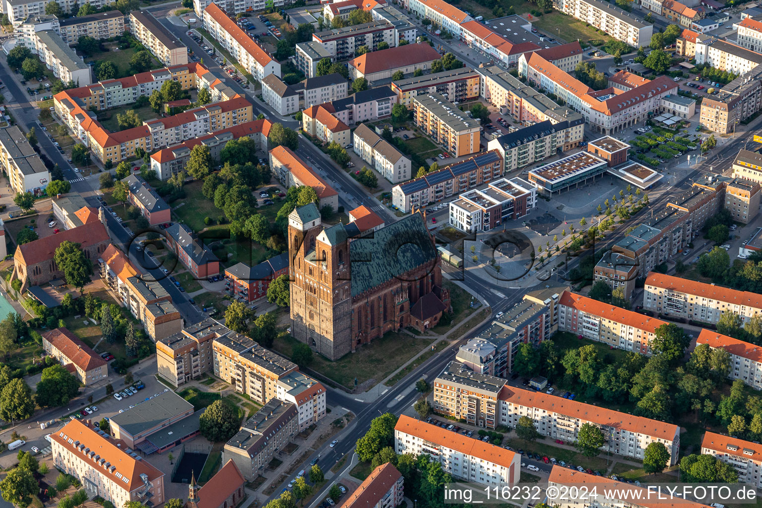 Luftbild von Kirchengebäude der Marienkirche an der Marienkirchstraße in Prenzlau im Bundesland Brandenburg, Deutschland