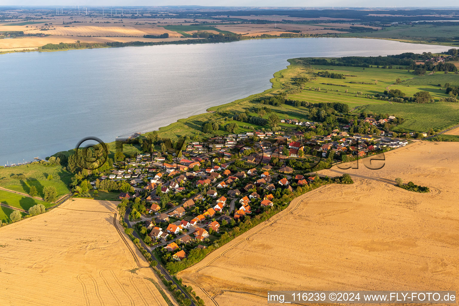 Dorfkern an den See- Uferbereichen des Unteruckersees in Röpersdorf in Nordwestuckermark im Bundesland Brandenburg, Deutschland