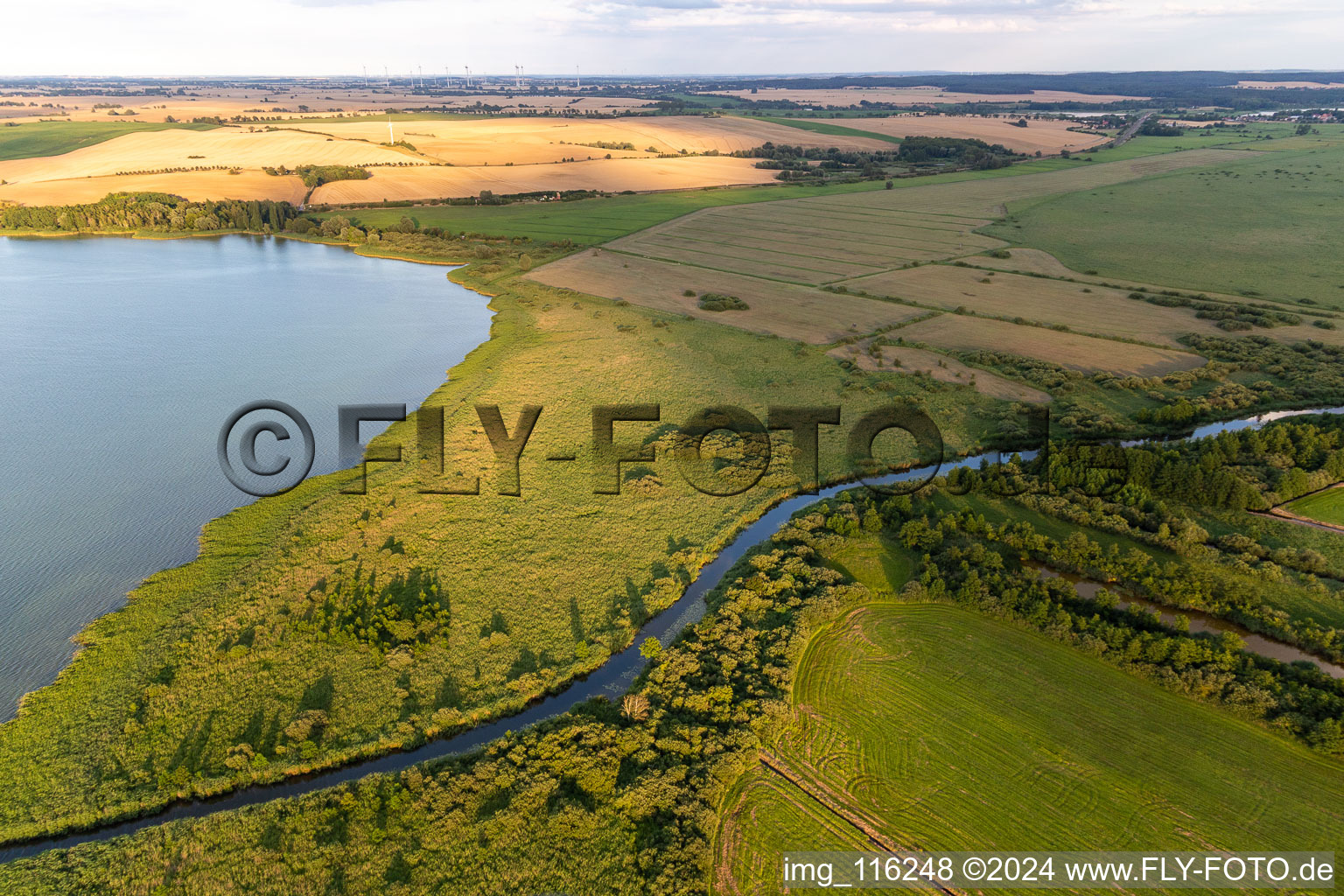 Luftbild von Kanal zwischen Ober- und Unteruckersee in Nordwestuckermark im Bundesland Brandenburg, Deutschland