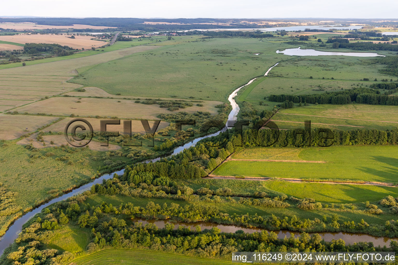 Kanalverlauf und Uferbereiche des Kanals zwischen Ober- und Unteruckersee in Seelübbe in Prenzlau im Bundesland Brandenburg, Deutschland