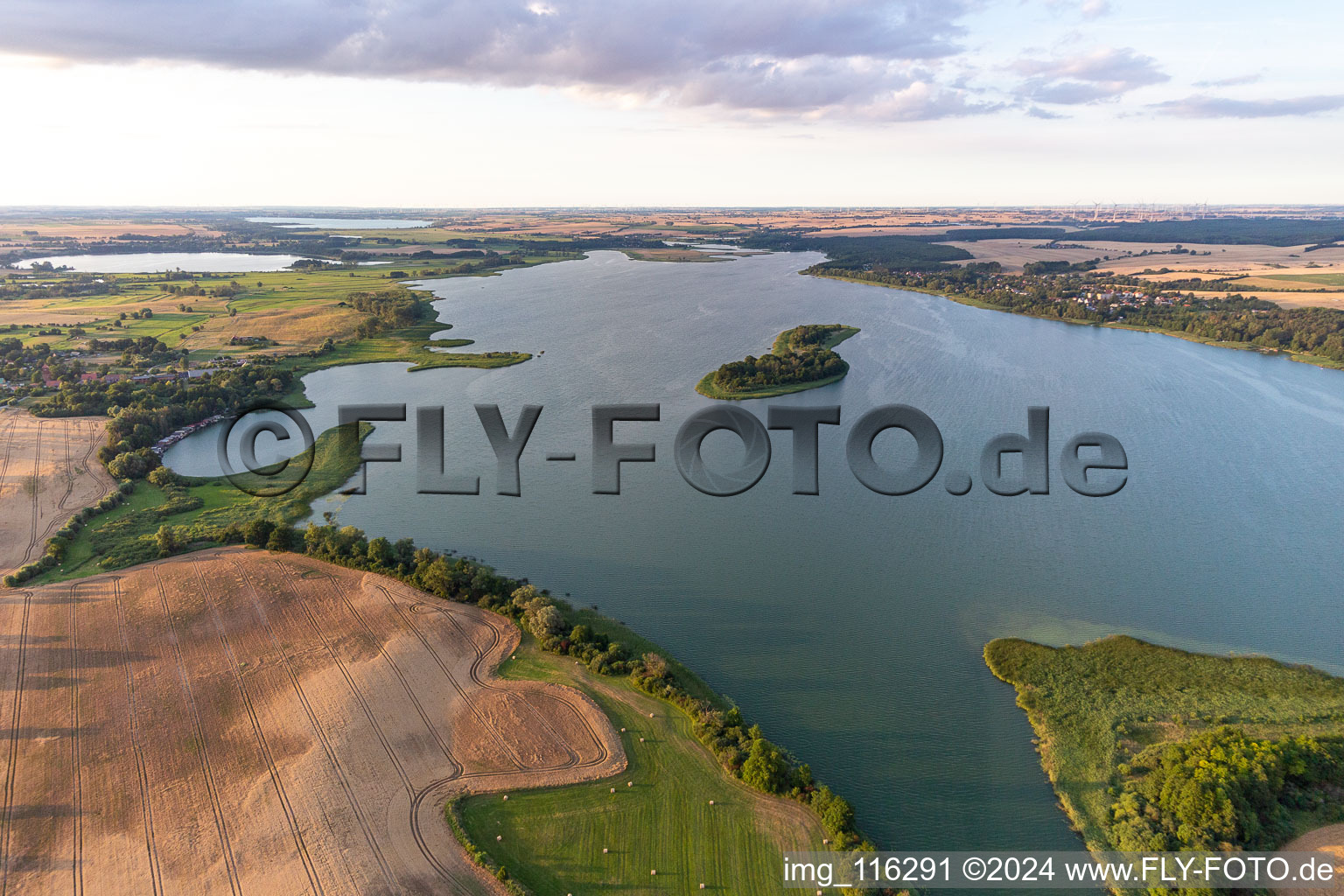 Uferbereiche der See- Insel im Oberuckersee im Bundesland Brandenburg, Deutschland