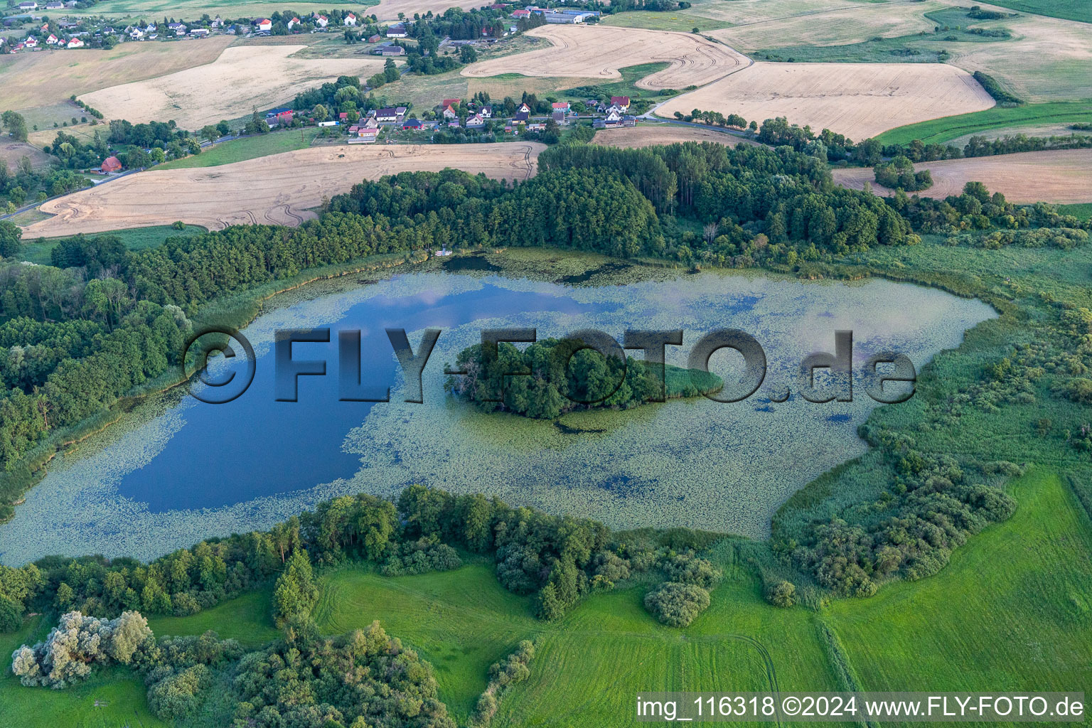 Uferbereiche der See- Insel im Haussee in Gerswalde im Bundesland Brandenburg, Deutschland