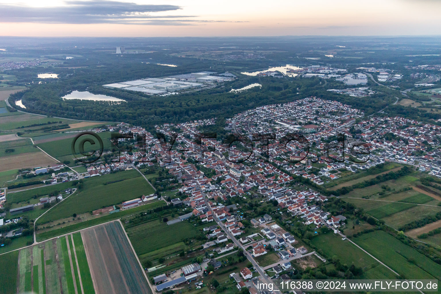 Lingenfeld im Bundesland Rheinland-Pfalz, Deutschland von oben