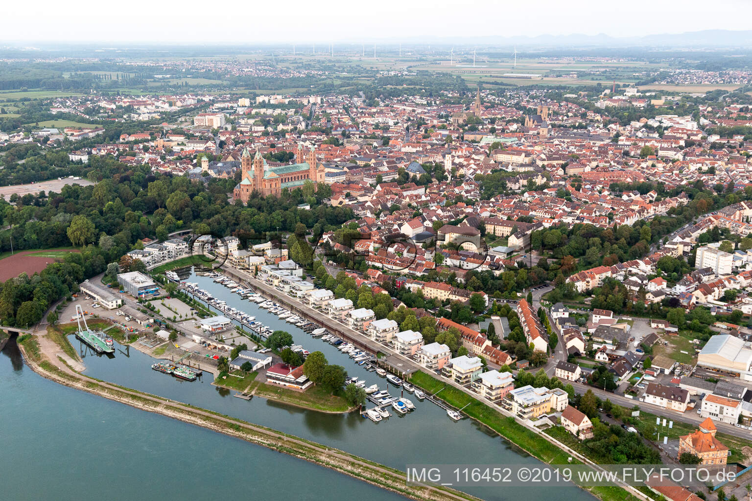 Luftbild von Wohnbebauung an der Hafenstraße gegenüber des Yachthafen mit Sportboot- Anlegestellen und Bootsliegeplätzen am Uferbereich des alten Hafen am Rhein in Speyer im Bundesland Rheinland-Pfalz, Deutschland