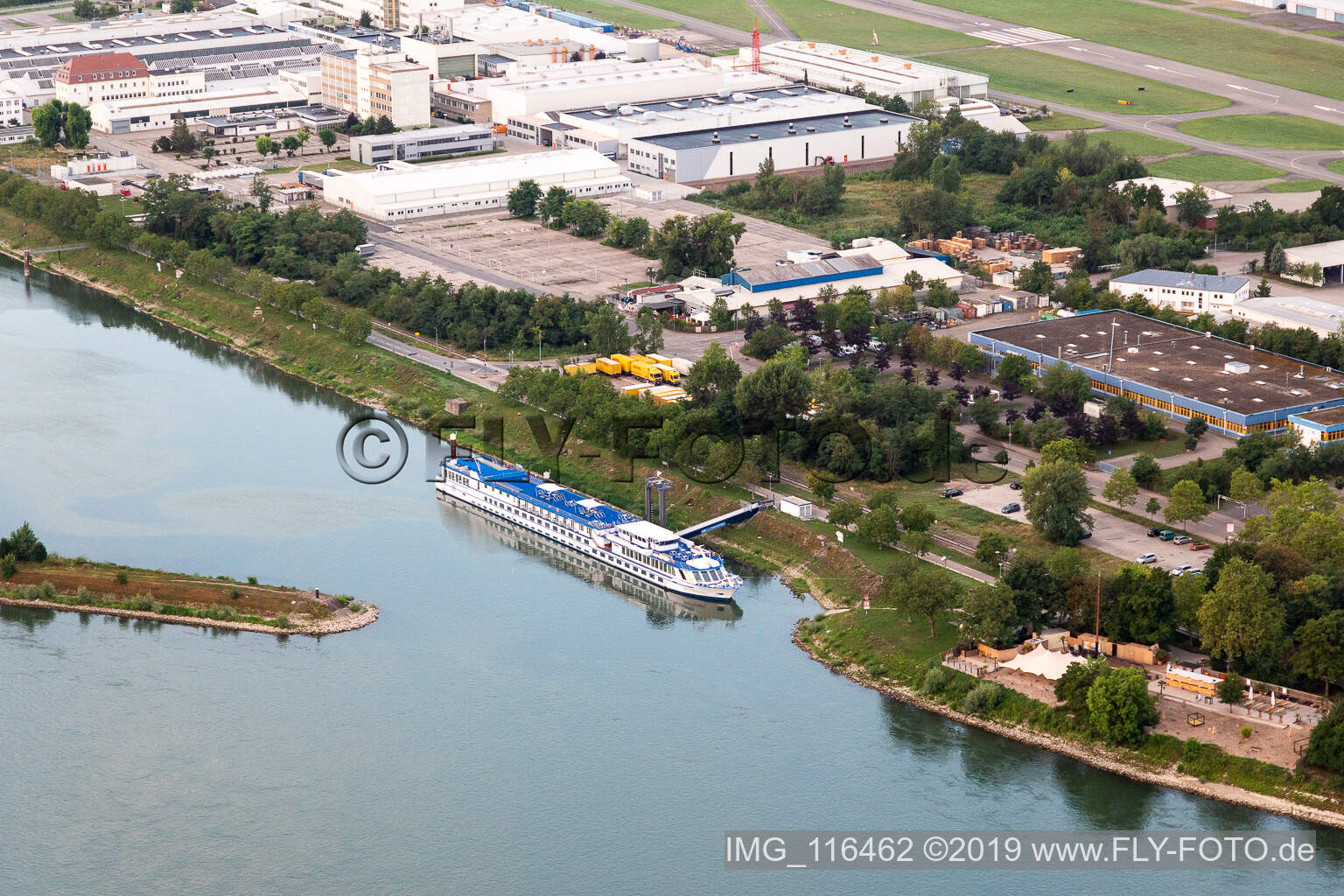 Passagier- und Fahrgast- Schiff am Rheinhafen in Speyer im Bundesland Rheinland-Pfalz, Deutschland