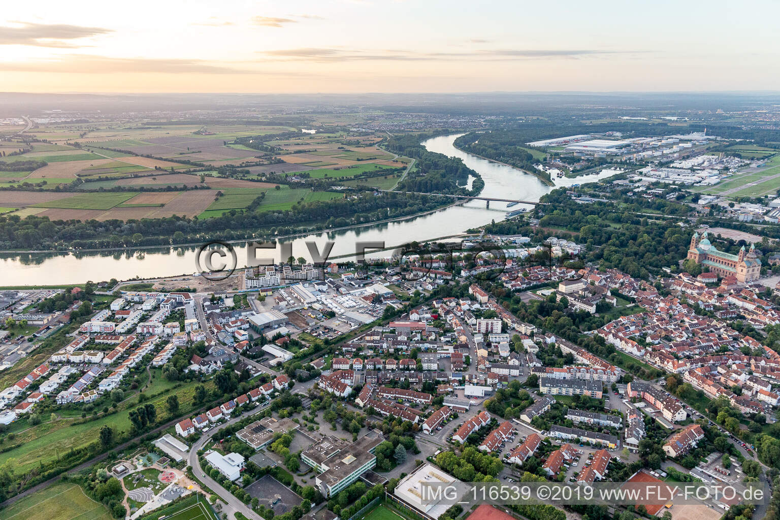 Luftaufnahme von Rheinbrücke in Speyer im Bundesland Rheinland-Pfalz, Deutschland