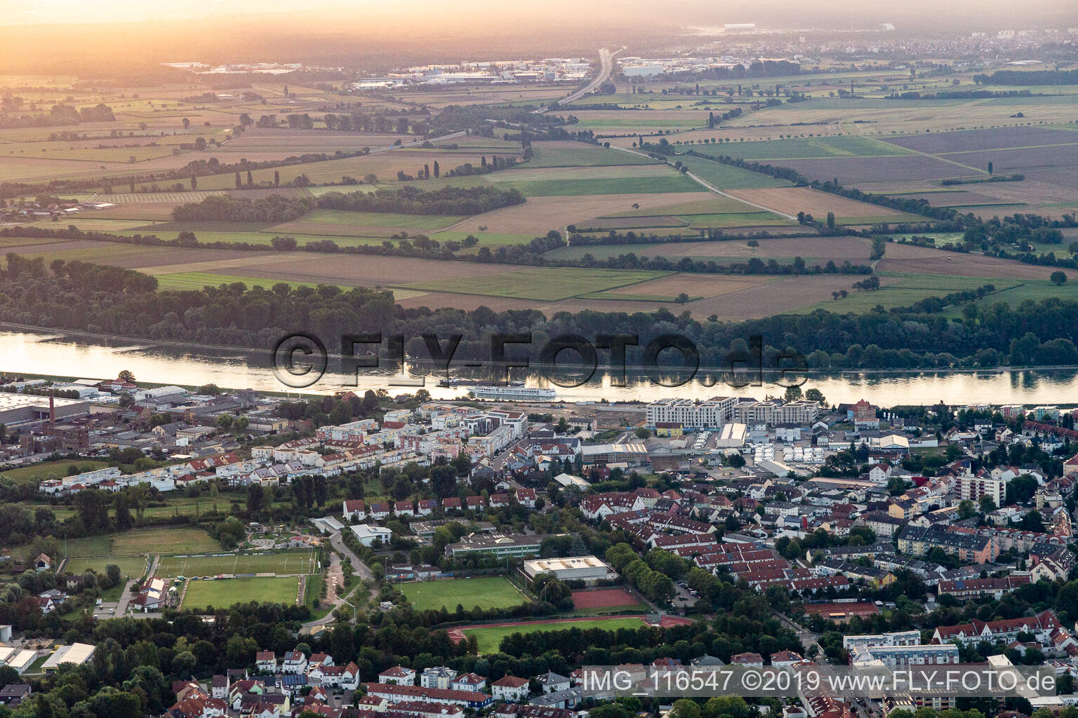 Luftbild von Rheinufer in Speyer im Bundesland Rheinland-Pfalz, Deutschland