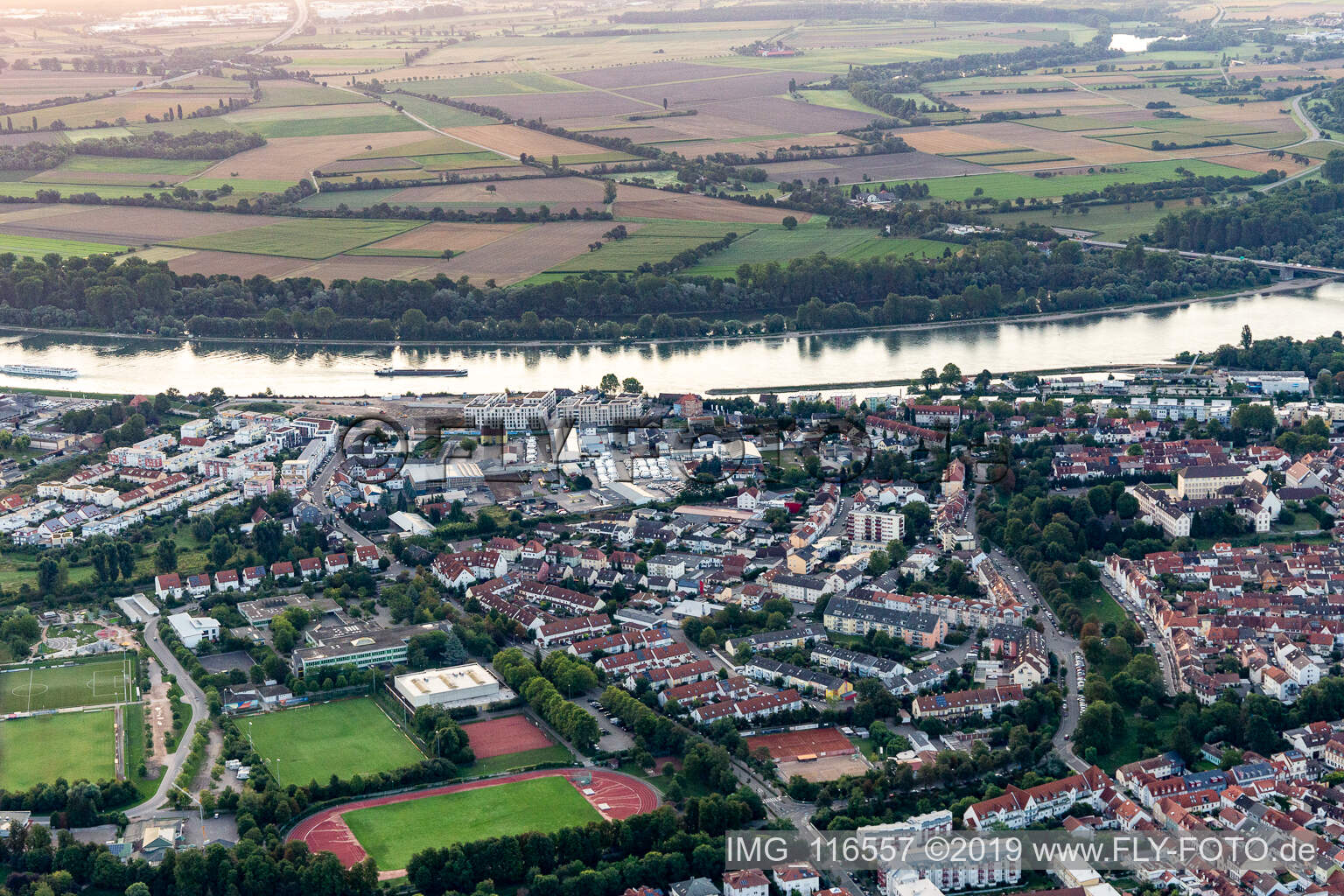 Luftaufnahme von Rheinufer in Speyer im Bundesland Rheinland-Pfalz, Deutschland