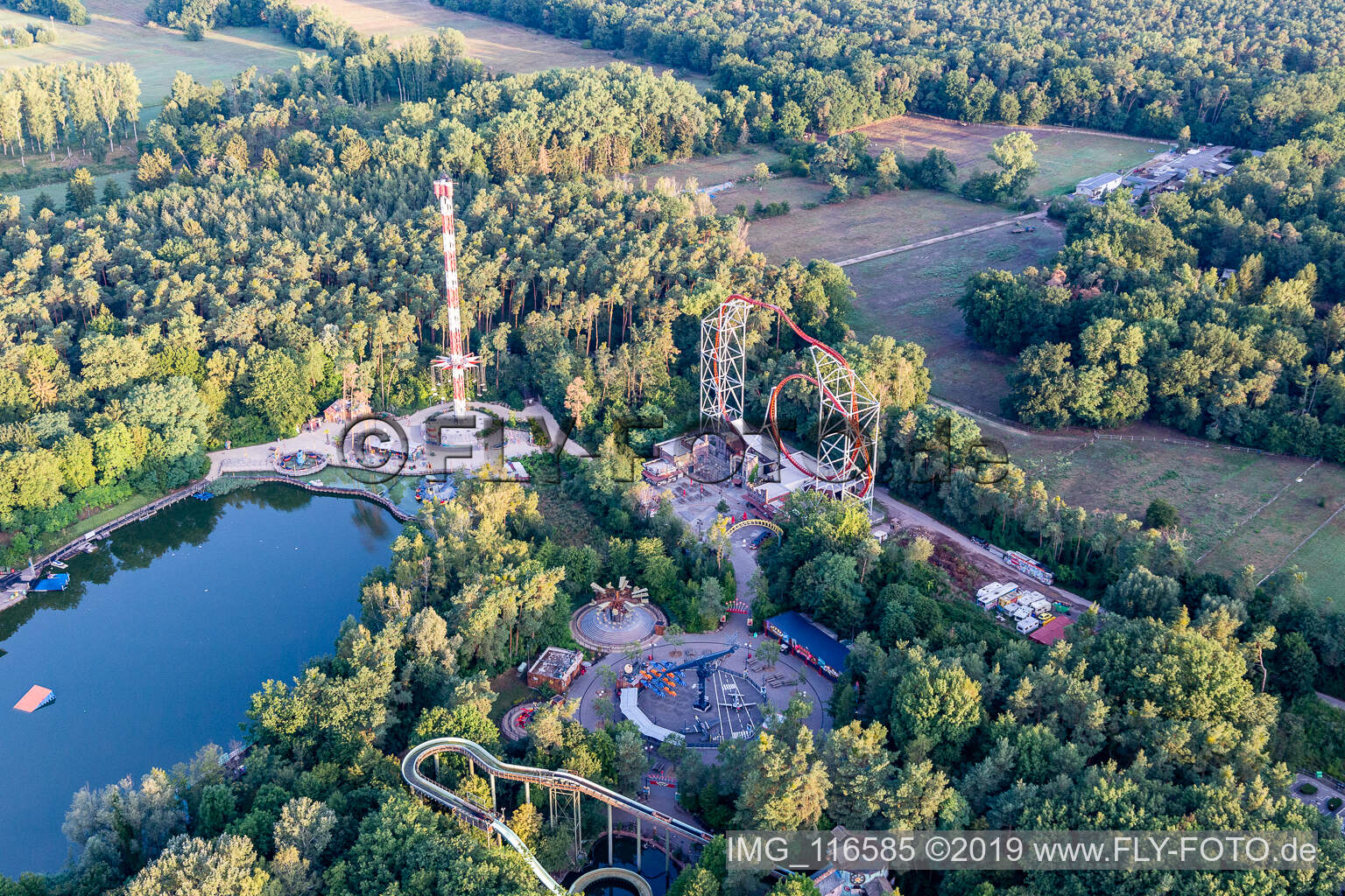 Luftaufnahme von Freizeitzentrum - Vergnügungspark " Holiday Park " in Haßloch im Bundesland Rheinland-Pfalz, Deutschland