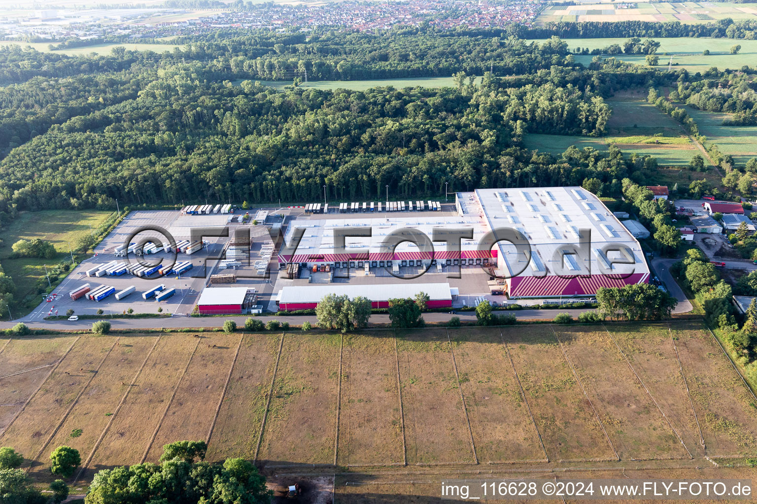 Lagerhallen und Speditionsgebäude des Hornbach Logistikzentrum Essingen im Ortsteil Industriegebiet Essingen in Essingen im Bundesland Rheinland-Pfalz, Deutschland