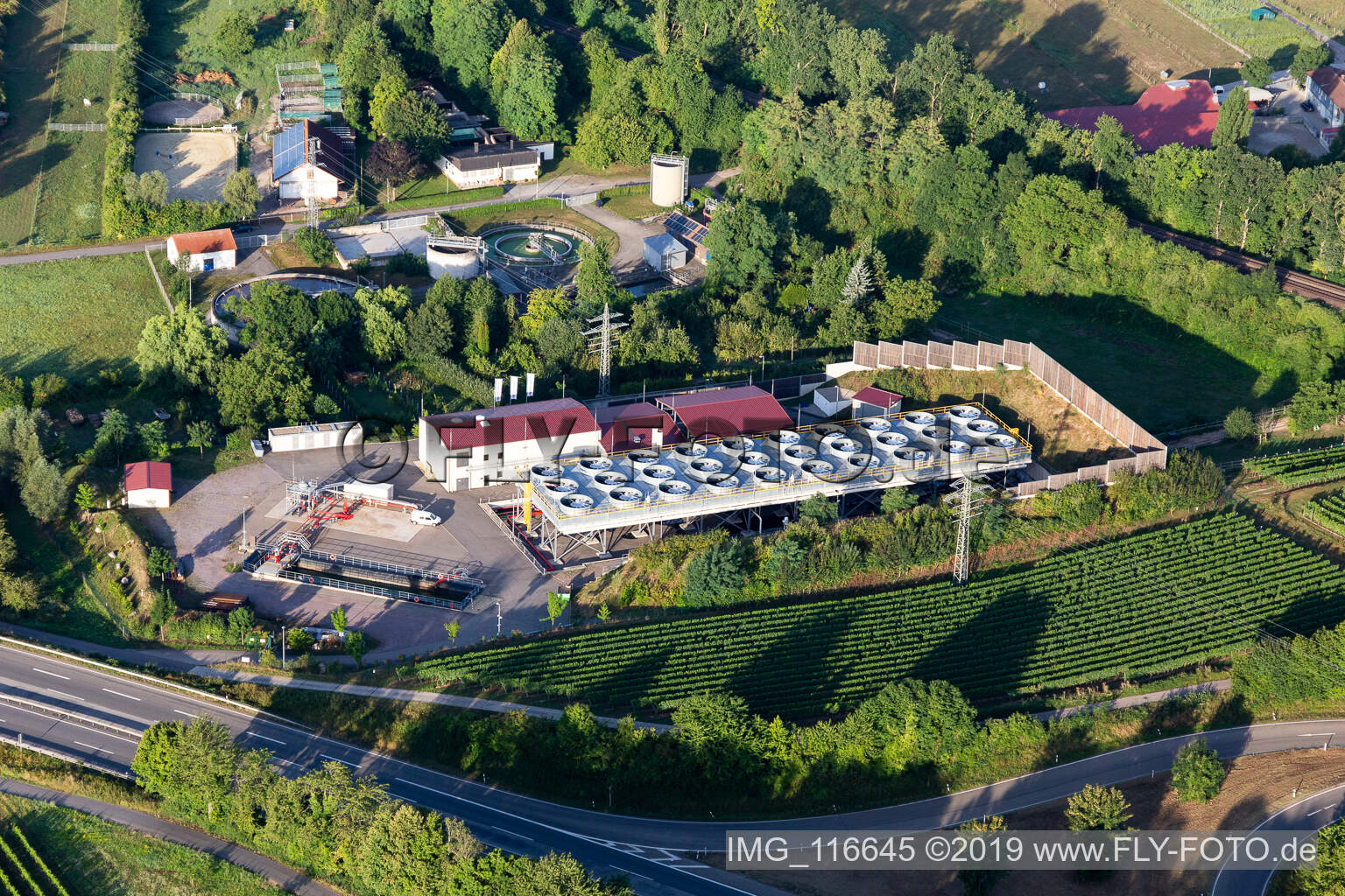 Luftbild von Kühlanlagen des Geothermiekraftwerk in Insheim im Bundesland Rheinland-Pfalz, Deutschland