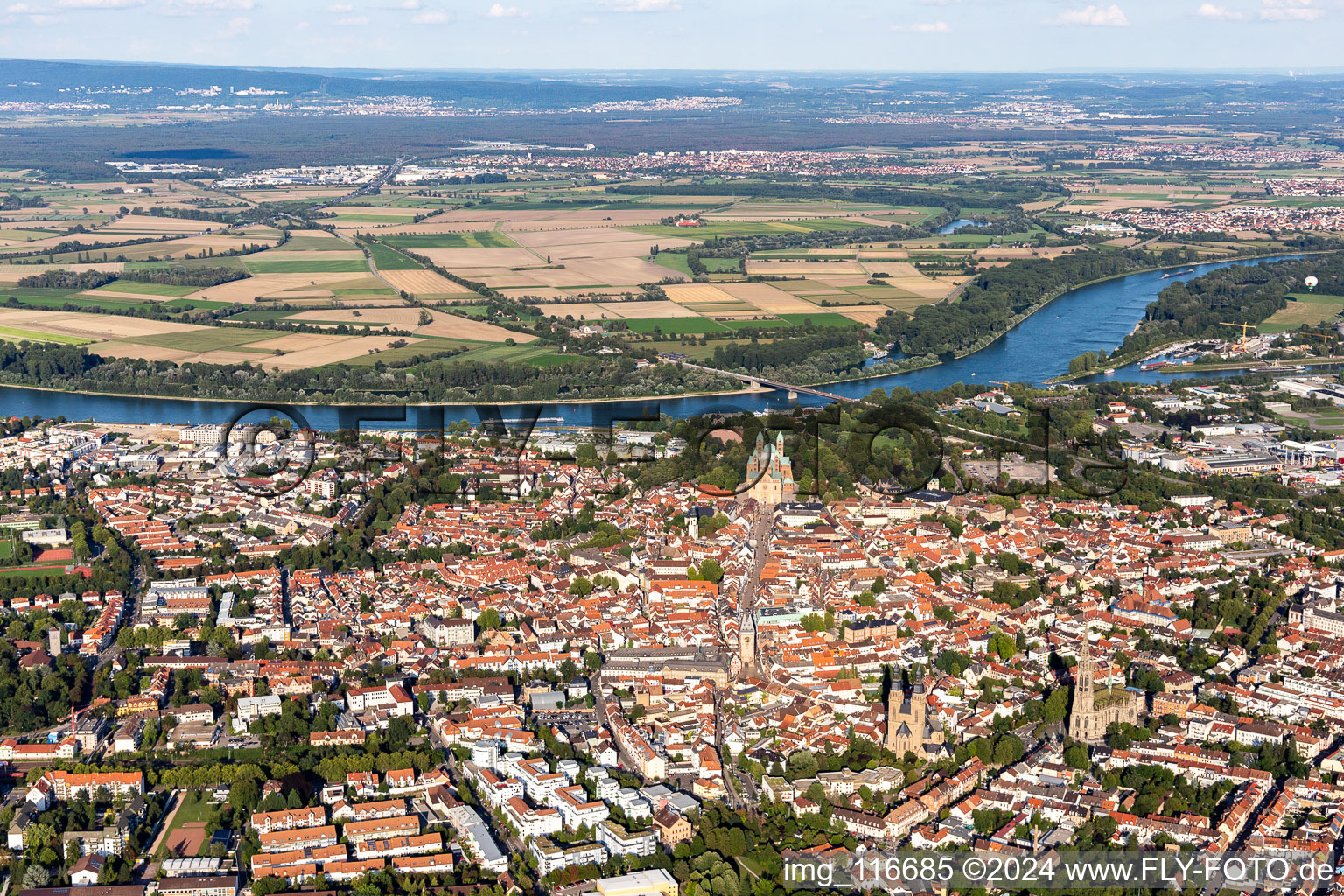 Luftbild von Flaniermeile und Einkaufsstraße Maximilianstraße vom Dom zum Altpörtel in Speyer im Bundesland Rheinland-Pfalz, Deutschland